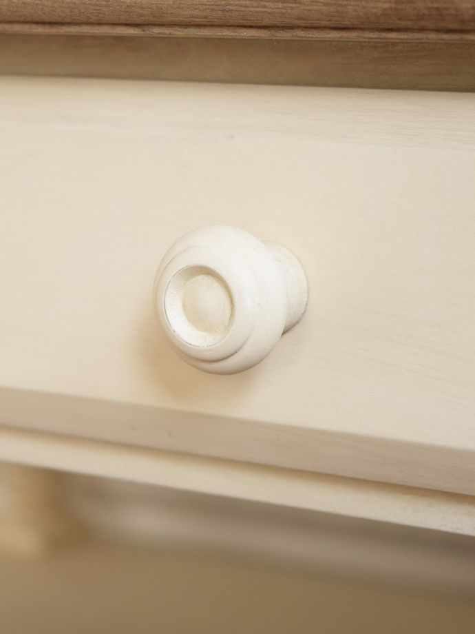 テーブルの引き出しの取っ手