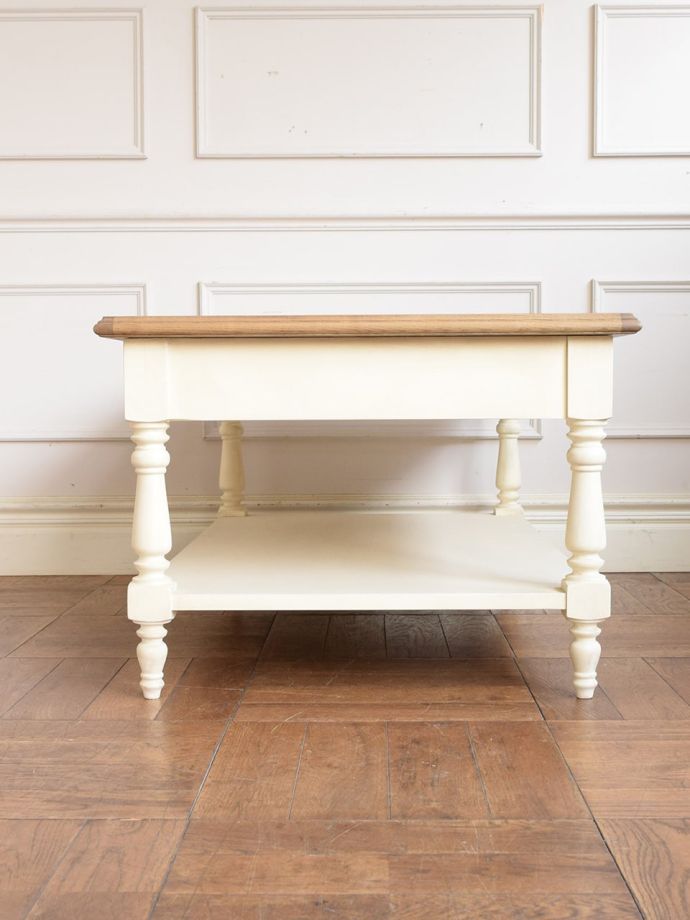 センターテーブルの横面