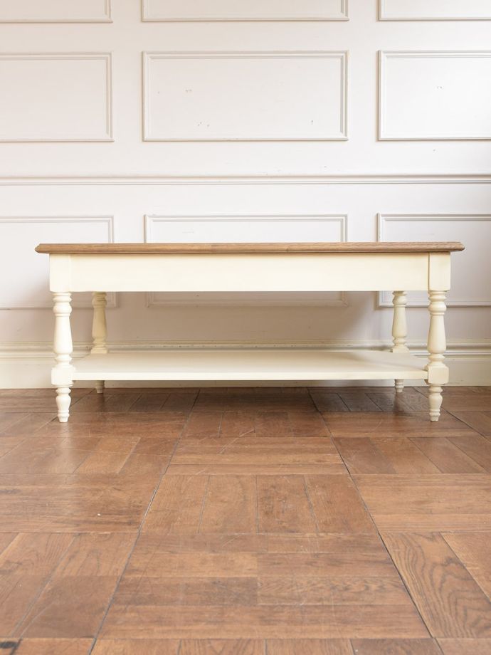 センターテーブルの後ろ