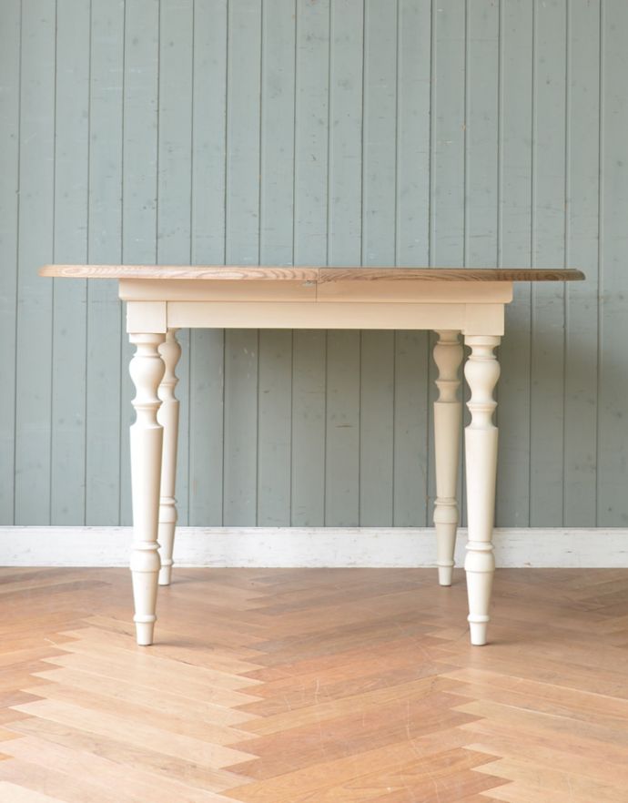 コントワールドファミーユ アンティーク風 コントワール・ド・ファミーユのラウンドテーブル(ムーブルペイント)。横から見ても素敵なんです実は横も自慢したくなっちゃうくらい。(cff-72)