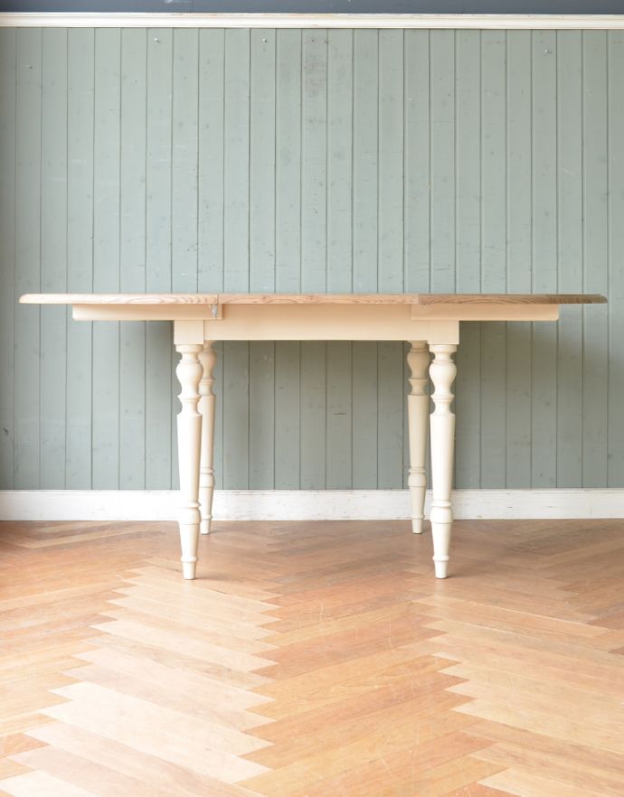 コントワールドファミーユ アンティーク風 コントワール・ド・ファミーユのラウンドテーブル(ムーブルペイント)。天板を広げると・・・実は横も自慢したくなっちゃうくらい。(cff-72)