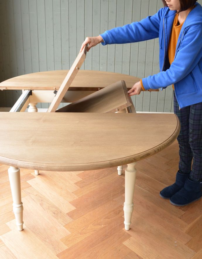 コントワールドファミーユ アンティーク風 コントワール・ド・ファミーユのラウンドテーブル(ムーブルペイント)。あっという間にサイズ変更OK!天板の真ん中から新しい天板が出てきます。(cff-72)