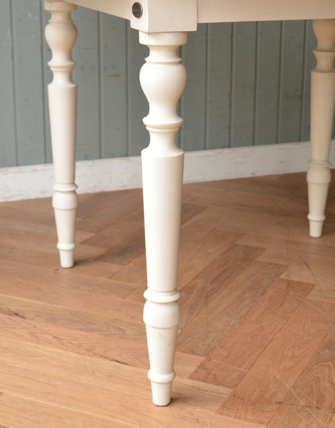 コントワールドファミーユ アンティーク風 コントワール・ド・ファミーユのラウンドテーブル(ムーブルペイント)。女性1人でラクラク運べちゃうんですHandleの家具は、脚の裏にフェルトキーパーをお付けしています。(cff-72)