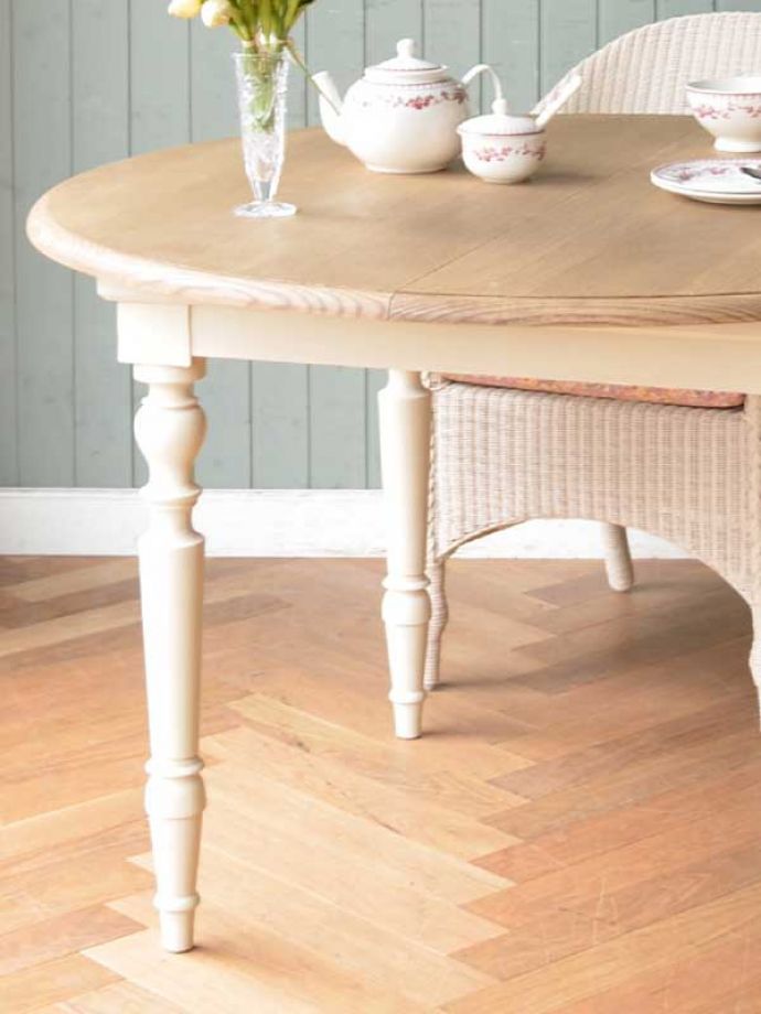 コントワールドファミーユ アンティーク風 コントワール・ド・ファミーユのラウンドテーブル(ムーブルペイント)。見た目でも楽しめます女性らしく素敵なデザインなので、置くだけでワクワクしてしまう家具。(cff-72)