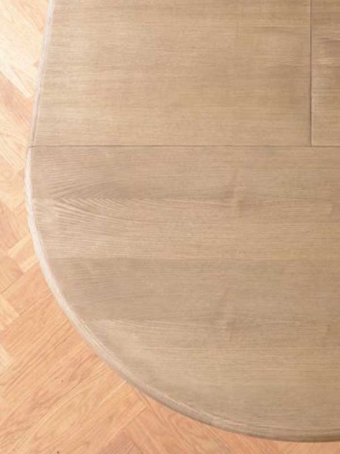 コントワールドファミーユ アンティーク風 コントワール・ド・ファミーユのラウンドテーブル(ムーブルペイント)。天板を近くで見ると…優しい木目の天板。(cff-72)