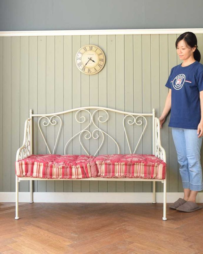 コントワールドファミーユ アンティーク風 憧れのフランスらしい雰囲気をお部屋で、コントワールドゥファミーユの2人掛けアイアンソファ (ホワイト)。フランスらしい雰囲気たっぷりのアイアンソファアイアンのフレームにシートクッションを乗せるタイプがフランスらしいアイアンソファ。(cff-80)