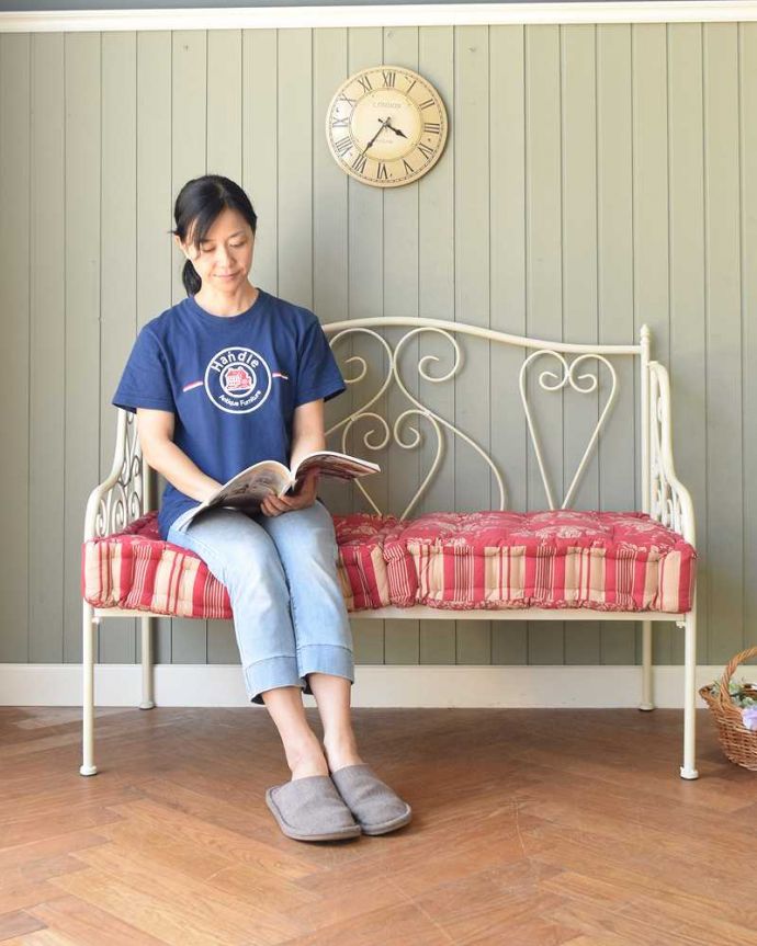 コントワールドファミーユ アンティーク風 憧れのフランスらしい雰囲気をお部屋で、コントワールドゥファミーユの2人掛けアイアンソファ (ホワイト)。ノスタルジックな世界をお部屋にコントワールドゥファミーユがデザインする中でも特に人気のアイアンソファ。(cff-80)