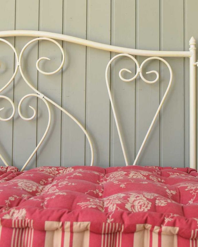 コントワールドファミーユ アンティーク風 憧れのフランスらしい雰囲気をお部屋で、コントワールドゥファミーユの2人掛けアイアンソファ (ホワイト)。取り外し式のマット人気のヒミツの1つはこの取り替えが出来るマット。(cff-80)