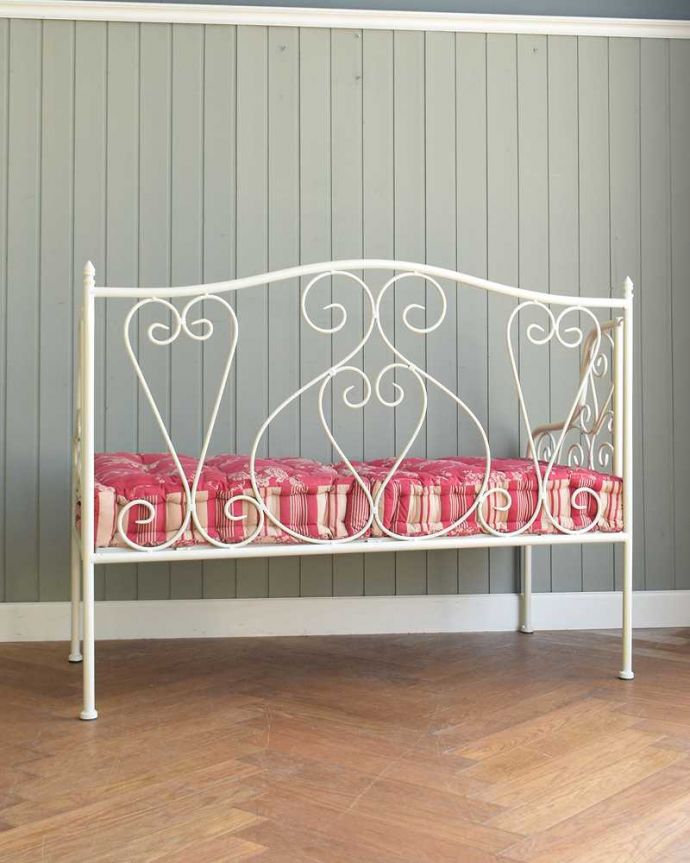 コントワールドファミーユ アンティーク風 憧れのフランスらしい雰囲気をお部屋で、コントワールドゥファミーユの2人掛けアイアンソファ (ホワイト)。背中から見たデザインも可愛い!後ろから見ても、こんなに可愛い~。(cff-80)