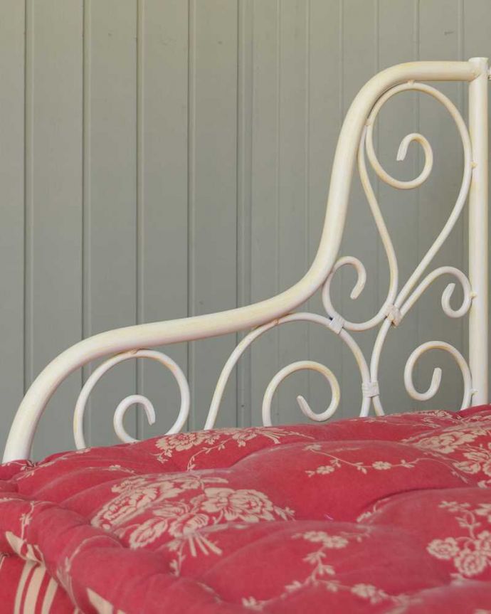 コントワールドファミーユ アンティーク風 憧れのフランスらしい雰囲気をお部屋で、コントワールドゥファミーユの2人掛けアイアンソファ (ホワイト)。アーム部分も可愛いんですデザインの一部になっているアーム部分。(cff-80)