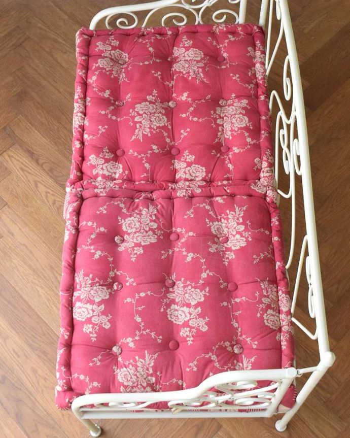 コントワールドファミーユ アンティーク風 憧れのフランスらしい雰囲気をお部屋で、コントワールドゥファミーユの2人掛けアイアンソファ (ホワイト)。広々とした座面座面は広めなので、ゆったりと座ってくつろぐことが出来ます。(cff-80)