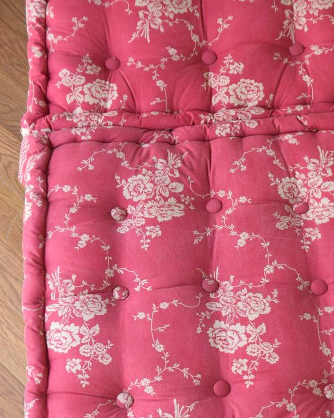 コントワールドファミーユ アンティーク風 憧れのフランスらしい雰囲気をお部屋で、コントワールドゥファミーユの2人掛けアイアンソファ (ホワイト)。座面の生地はこんな感じですしっかりとしたシートクッションが乗せられた座面です。(cff-80)