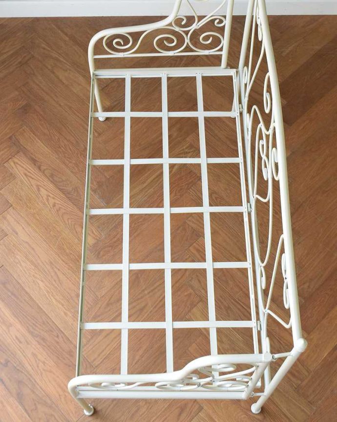 コントワールドファミーユ アンティーク風 憧れのフランスらしい雰囲気をお部屋で、コントワールドゥファミーユの2人掛けアイアンソファ (ホワイト)。座クッションを取ると・・・クッションが取り外し出来るので、とっても便利。(cff-80)