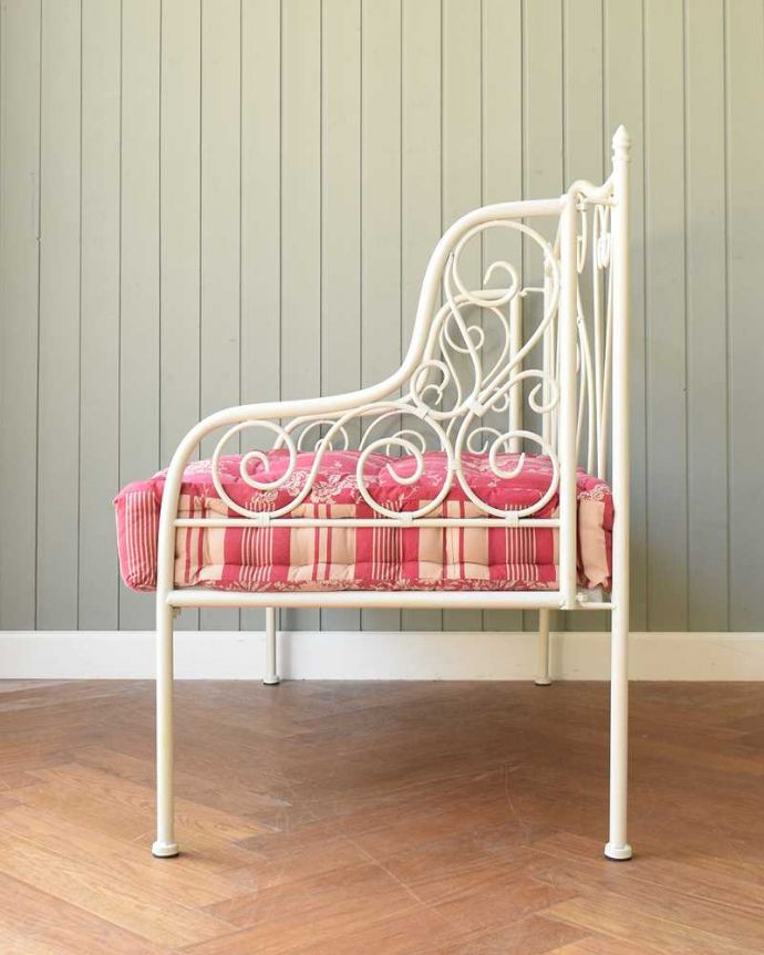 コントワールドファミーユ アンティーク風 憧れのフランスらしい雰囲気をお部屋で、コントワールドゥファミーユの2人掛けアイアンソファ (ホワイト)。横から見ると・・・どこから見ても可愛い緩やかなカーブを描いたアイアンが優しい女性らしい雰囲気です。(cff-80)