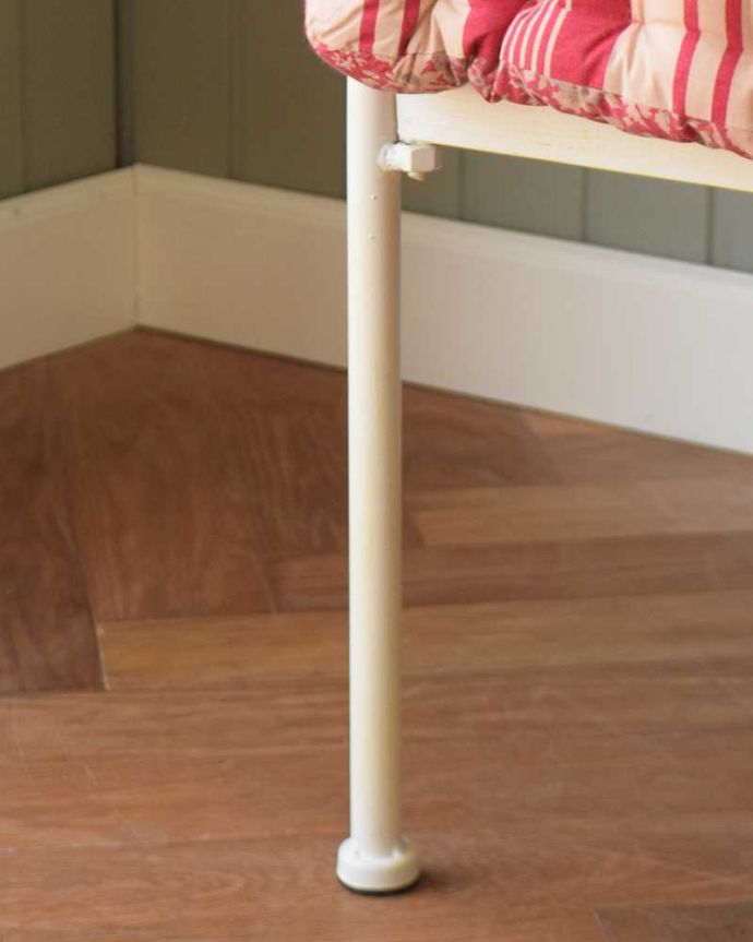 コントワールドファミーユ アンティーク風 憧れのフランスらしい雰囲気をお部屋で、コントワールドゥファミーユの2人掛けアイアンソファ (ホワイト)。持ち上げなくても移動できます!脚の裏にフェルトキーパーをお付けしていますので、持ち上げなくても床を滑らせて移動させることが出来ます。(cff-80)