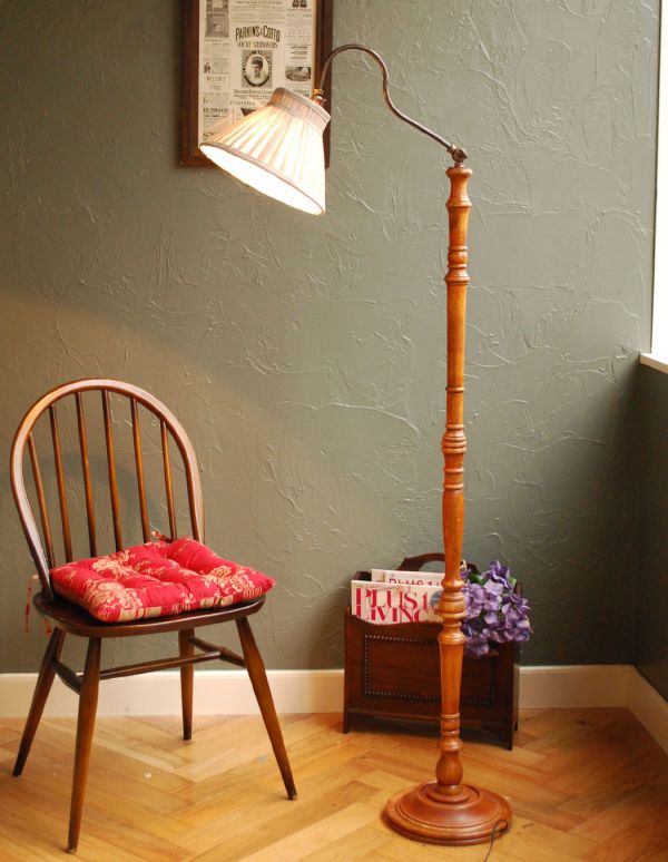 コントワールドファミーユ　照明・ライティング　コントワール・ド・ファミーユのハイスタンドのフロアランプ（ウッド＆メタル）。珍しい下向きのフロアスタンド。(cfs-172)