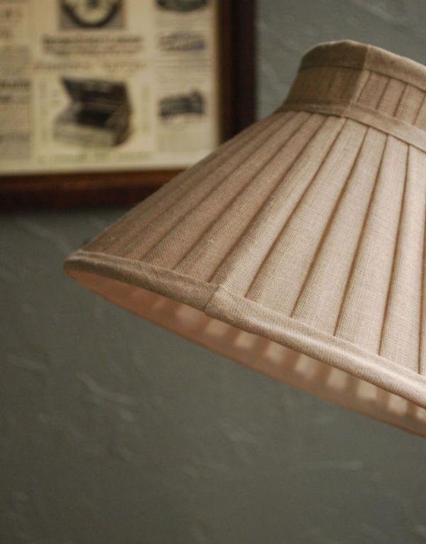 コントワールドファミーユ　照明・ライティング　コントワール・ド・ファミーユのハイスタンドのフロアランプ（ウッド＆メタル）。スタンドを惹き立てる、シンプルなプリーツシェードです。(cfs-172)