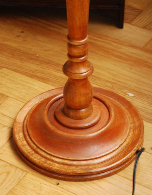 コントワールドファミーユ　照明・ライティング　コントワール・ド・ファミーユのハイスタンドのフロアランプ（ウッド＆メタル）。フランスらしい美しい彫りのスタンドです。(cfs-172)