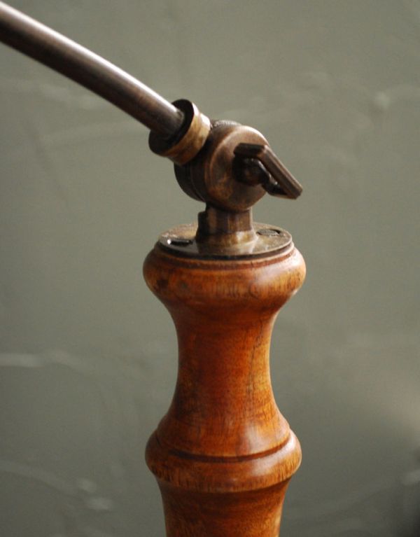 コントワールドファミーユ　照明・ライティング　コントワール・ド・ファミーユのハイスタンドのフロアランプ（ウッド＆メタル）。シェードの後ろと土台の部分に角度を調節できるレバーがついています！二段階調節で自由に灯りの向きを替えて、楽しんでみてください。(cfs-172)