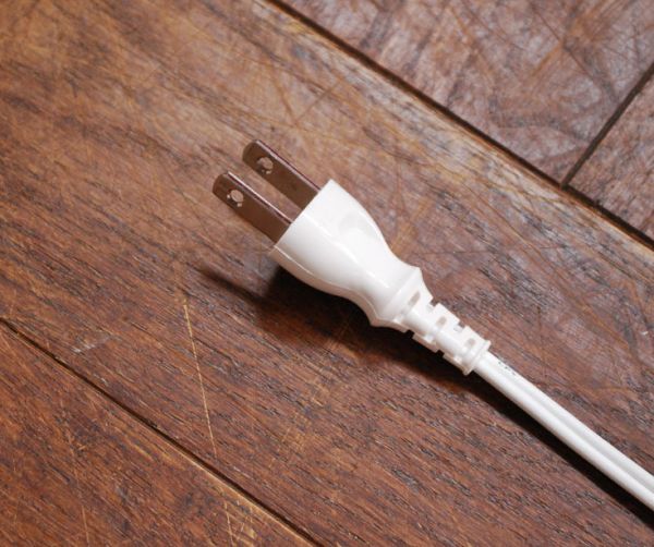 コントワールドファミーユ　照明・ライティング　コントワール・ド・ファミーユのハイスタンドのフロアランプ（ウッド＆メタル）。コンセントの先端はこんな感じ。(cfs-172)