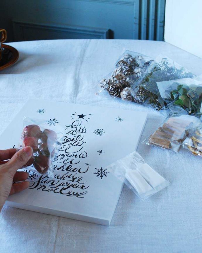 場所を決めて接着剤で固定するだけ