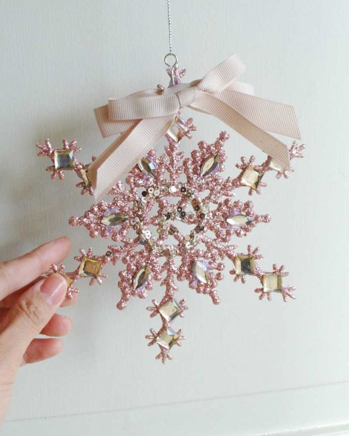 リビング雑貨 クリスマス用 きらきら輝くゴージャスなグリッターオーナメント(ピンク)。これくらいの大きさ手に持って見てみると、これくらい。(cm-149)