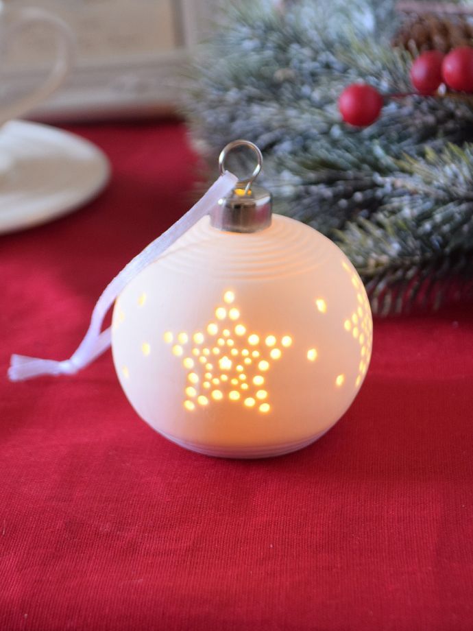 LEDライト付きのクリスマスオーナメント