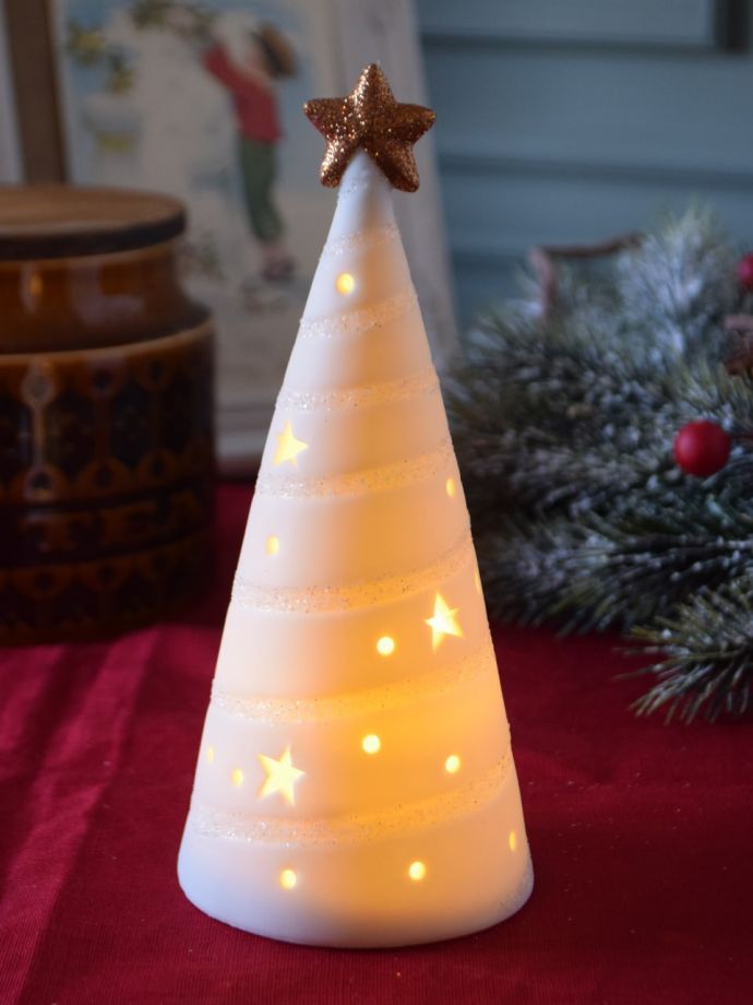 LEDライトが付いたクリスマスツリー