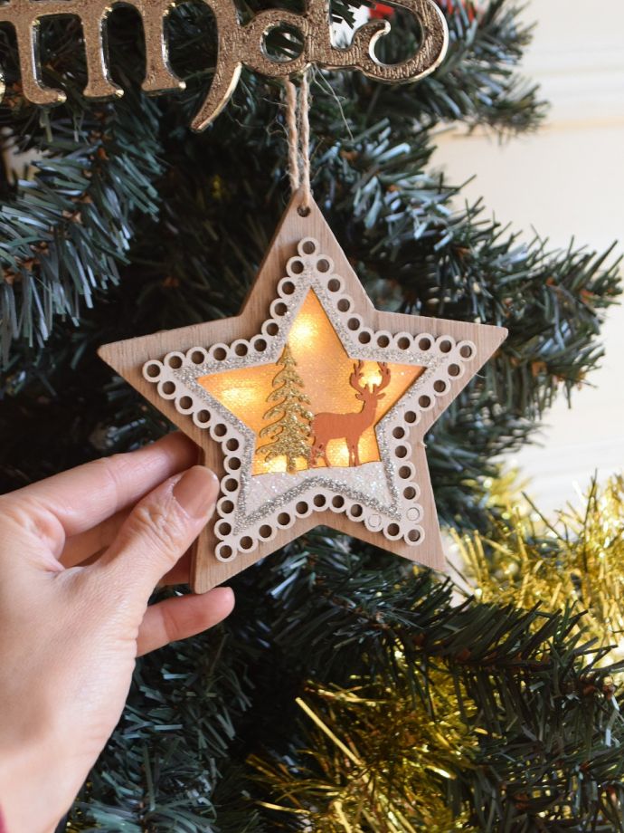 LEDが付いたクリスマスオーナメント