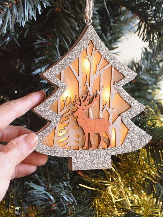 LEDが付いたクリスマスオーナメント