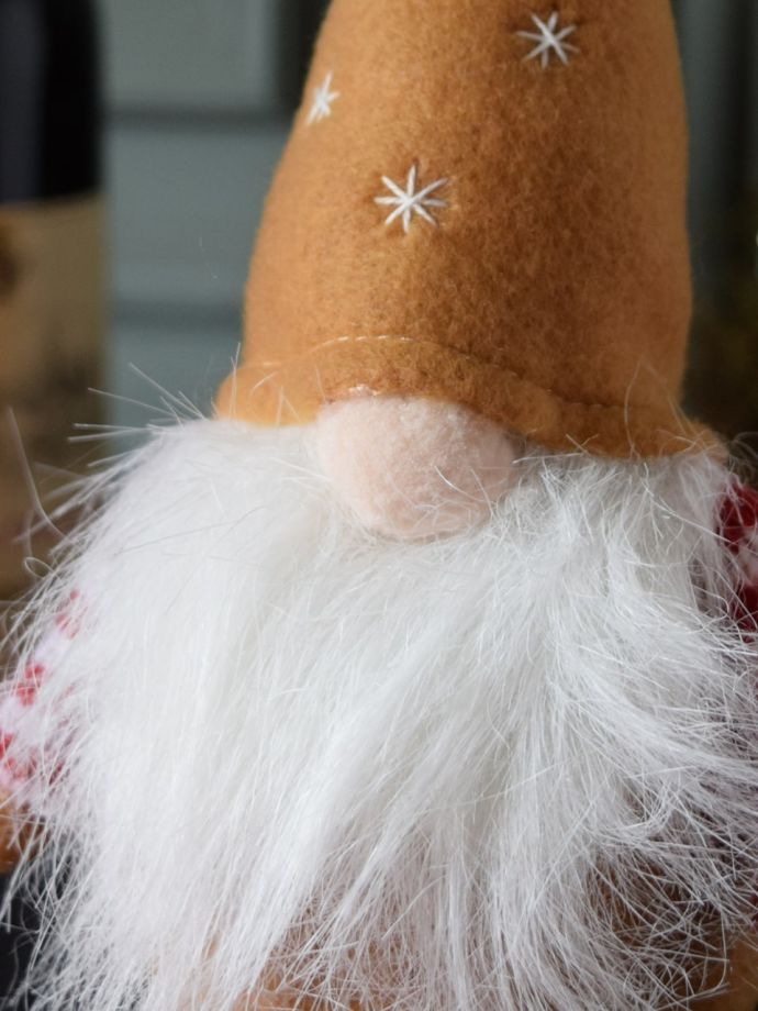 幸せを運んでくるトムテの人形