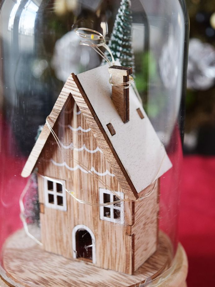 ガラスドームの中の可愛いお家