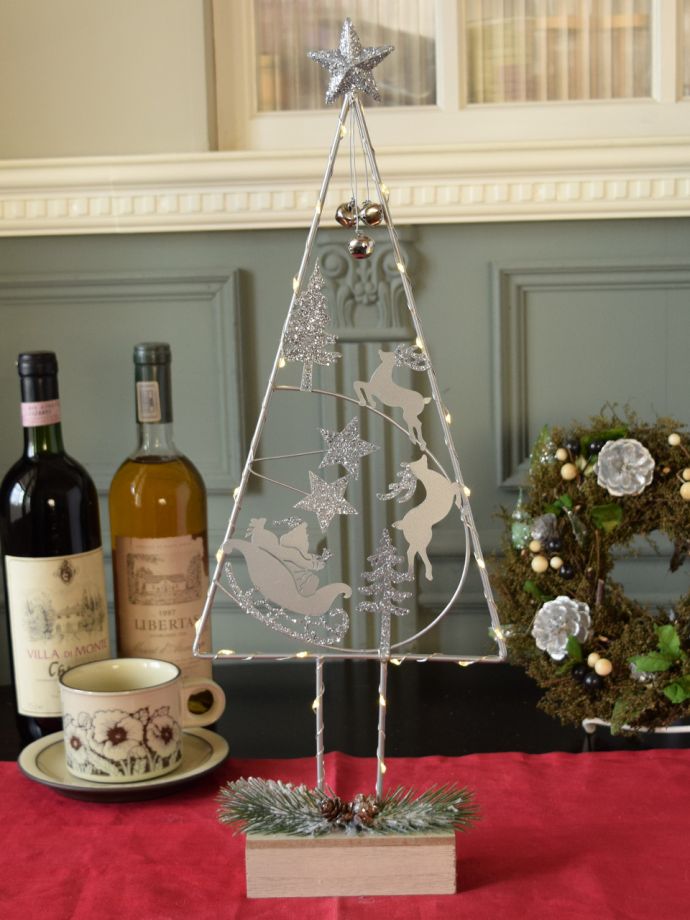 LEDライトが付いたクリスマスツリー