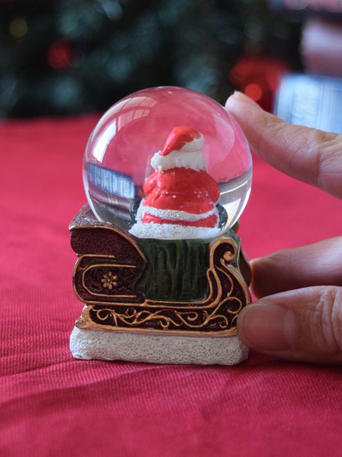 クリスマス気分を盛り上げてくれる小さなスノードーム（サンタ）(cm
