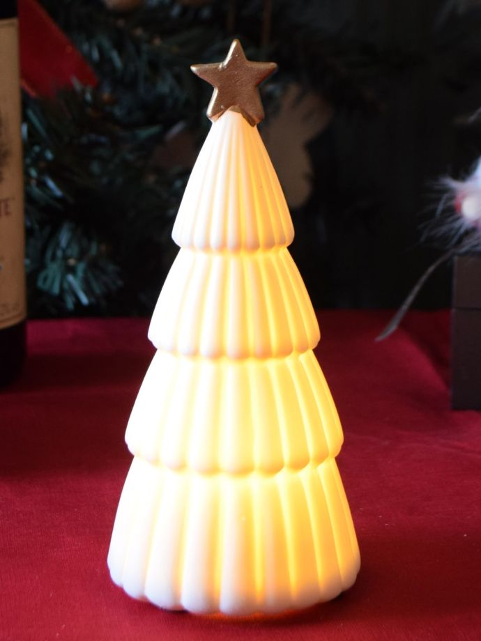 LEDライトが付いたセラミックのツリー