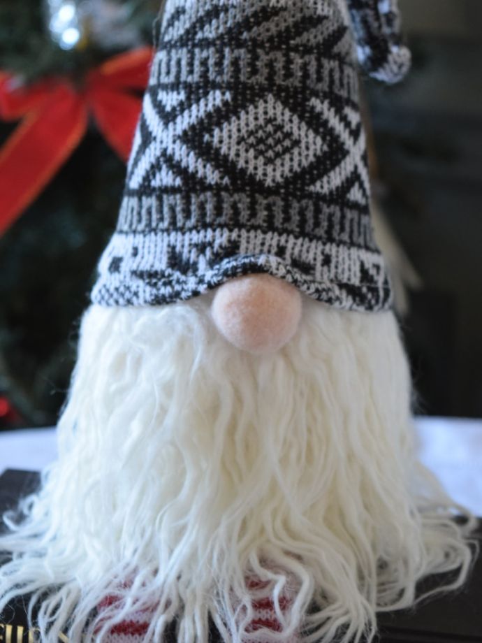 幸せを運んでくるトムテの人形