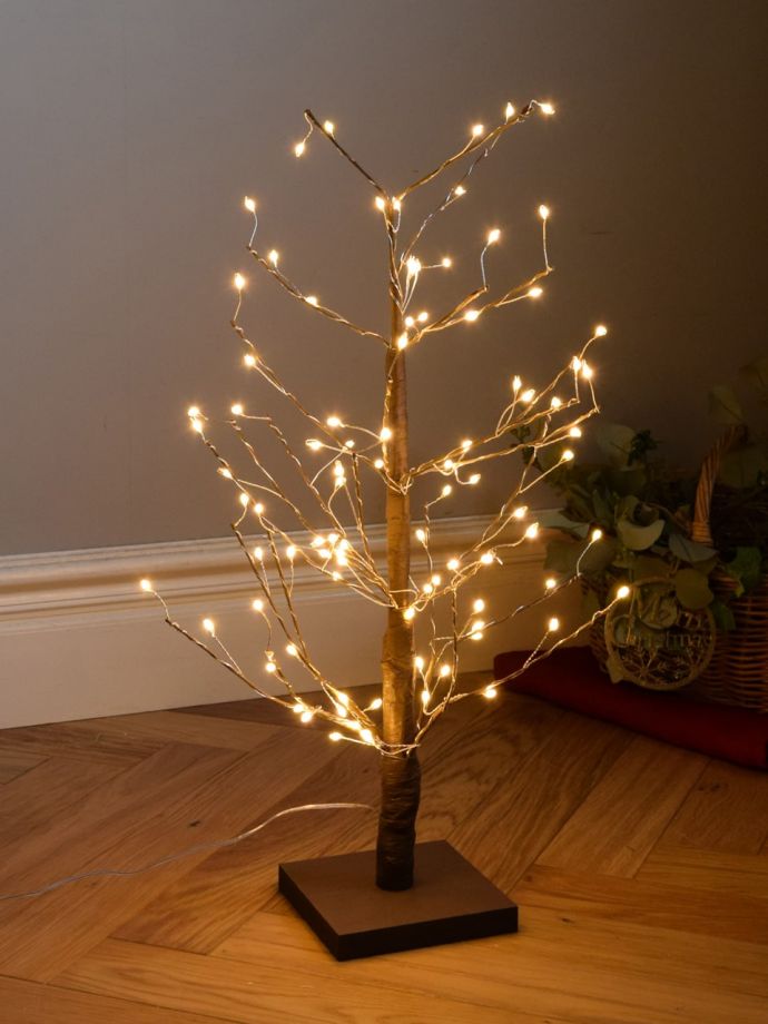 LEDライトが付いたクリスマスツリー