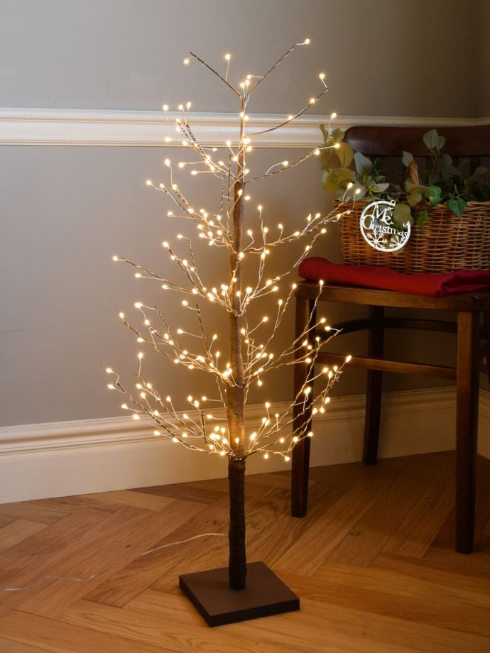 LEDライトが付いたクリスマスツリー