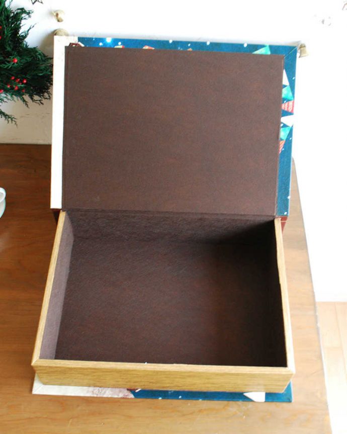 リビング雑貨　クリスマス用　ブックボックス（クリスマスピッグ）。表紙を開くと中は小物入れになっています。(cm-87)