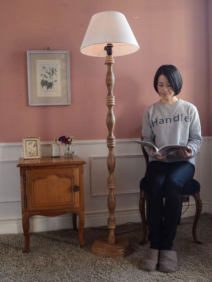 フロアランプの優しい灯り