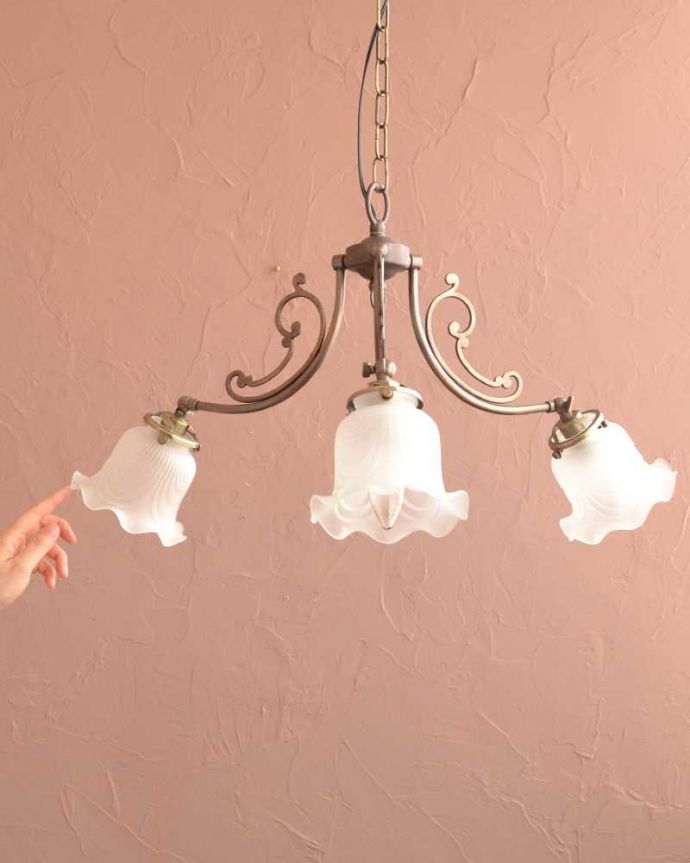 シャンデリア　照明・ライティング　スズランが咲いたデザインが可愛いアンティーク風のガラスシェード付きシャンデリア（アンティーク色・3灯・電球なし）。。(cr-506-a)