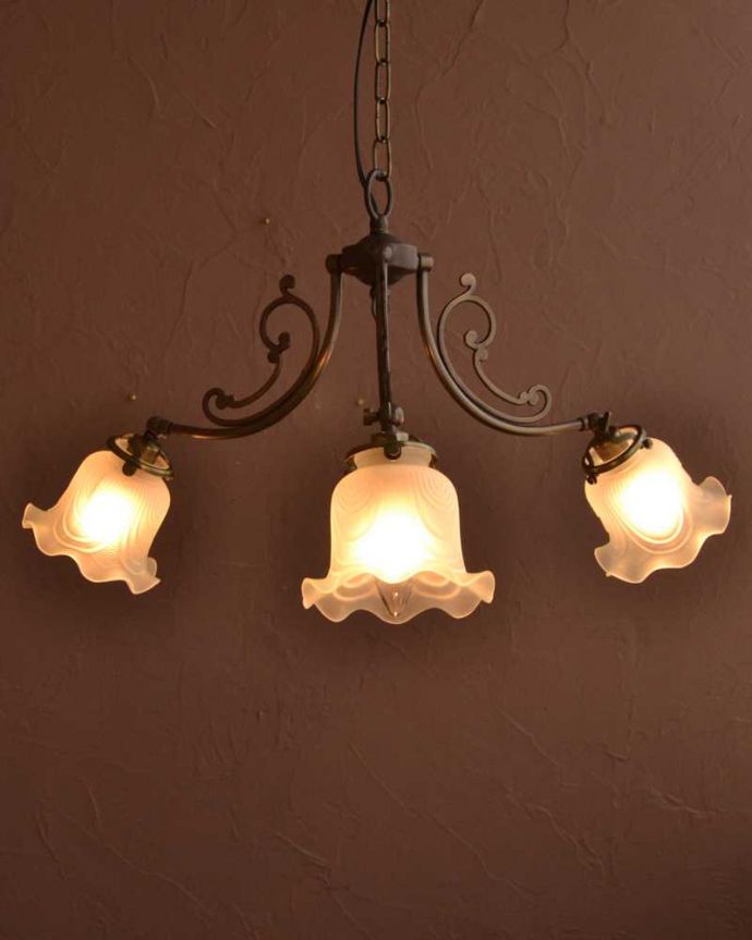 シャンデリア　照明・ライティング　スズランが咲いたデザインが可愛いアンティーク風のガラスシェード付きシャンデリア（アンティーク色・3灯・電球なし）。。(cr-506-a)