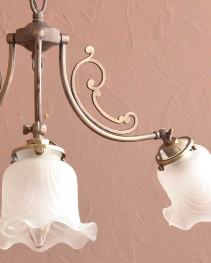 シャンデリア　照明・ライティング　スズランが咲いたデザインが可愛いアンティーク風のガラスシェード付きシャンデリア（アンティーク色・3灯・電球なし）。。(cr-506-a)