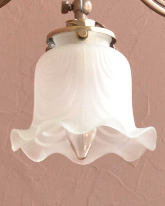 シャンデリア　照明・ライティング　スズランが咲いたデザインが可愛いアンティーク風のガラスシェード付きシャンデリア（アンティーク色・3灯・電球なし）。。(cr-506-a)