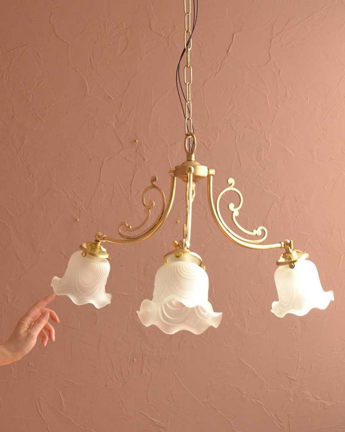 シャンデリア　照明・ライティング　スズランが咲いたデザインが可愛いアンティーク風のガラスシェード付きシャンデリア（3灯・電球なし）。。(cr-506-g)