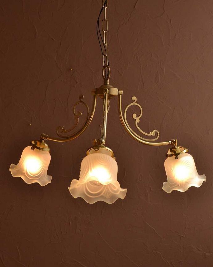 シャンデリア　照明・ライティング　スズランが咲いたデザインが可愛いアンティーク風のガラスシェード付きシャンデリア（3灯・電球なし）。。(cr-506-g)
