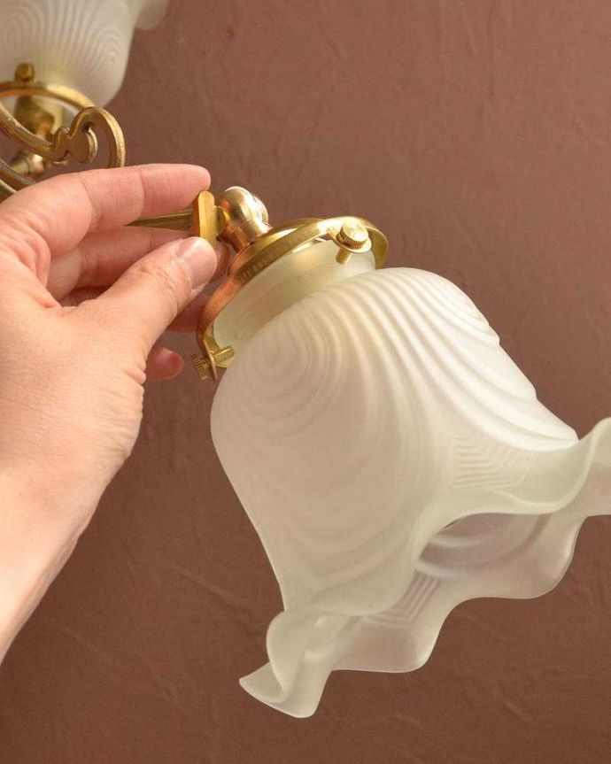 シャンデリア　照明・ライティング　スズランが咲いたデザインが可愛いアンティーク風のガラスシェード付きシャンデリア（3灯・電球なし）。。(cr-506-g)