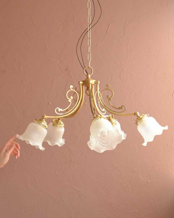 シャンデリア　照明・ライティング　スズランが咲いたデザインが可愛いアンティーク風のガラスシェード付きシャンデリア（5灯・電球なし）。。(cr-507-g)