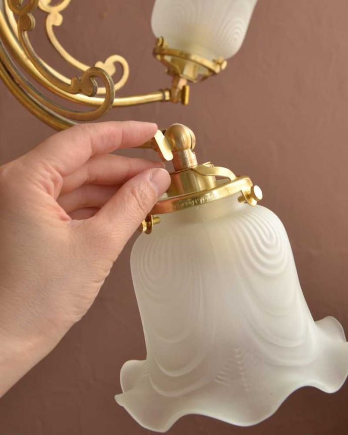 シャンデリア　照明・ライティング　スズランが咲いたデザインが可愛いアンティーク風のガラスシェード付きシャンデリア（5灯・電球なし）。。(cr-507-g)