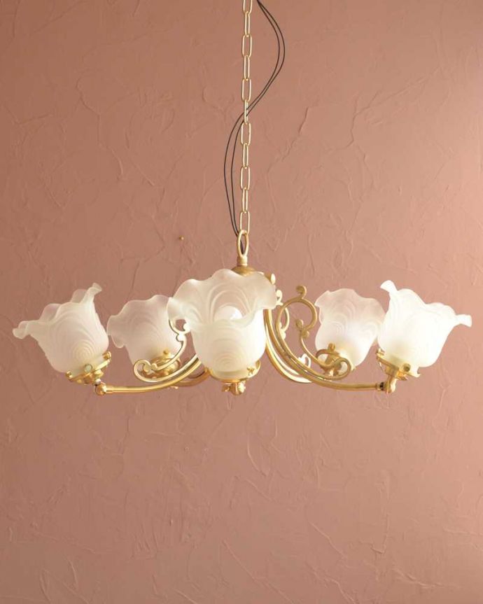 シャンデリア　照明・ライティング　スズランが咲いたデザインが可愛いアンティーク風のガラスシェード付きシャンデリア（5灯・電球なし）。。(cr-507-g)